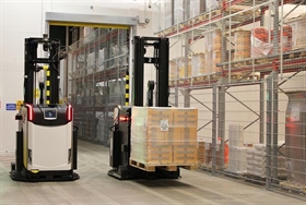 AGV hoạt động ở những khu vực có cả xe nâng tay và người