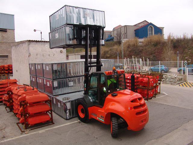 In 2010, AUSA introduced its semi-industrial masted forklift (SIMF).