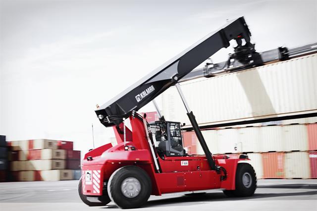 Gloria has a total lift capacity of 45 T and can stack up to 6 high.