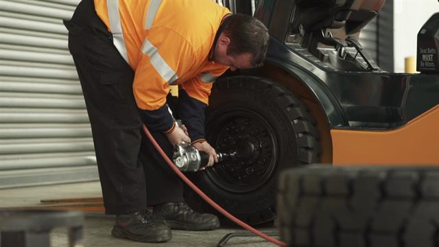 Replacing a quality solid tyre
