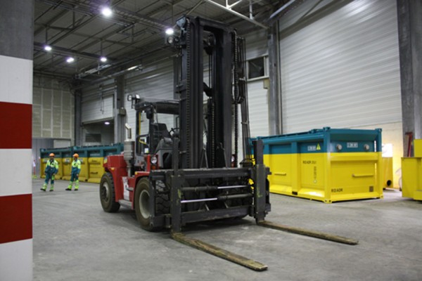 A Kalmar DCE100-6 forklift.