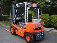 The 1985 Toyota forklift is completely restored with some customised features like checkered plate aluminium storage box and sun visor.