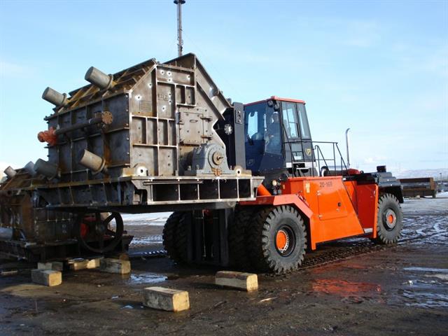 Paling Transporter's specialling desigend 60-ton forklift for Syncrude mine shops