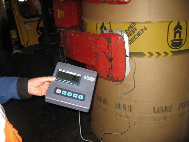 After installing the Force-Matic on the Linde forklift, Bolzoni-Auramo checked hydraulic pressure and tested clamping force.