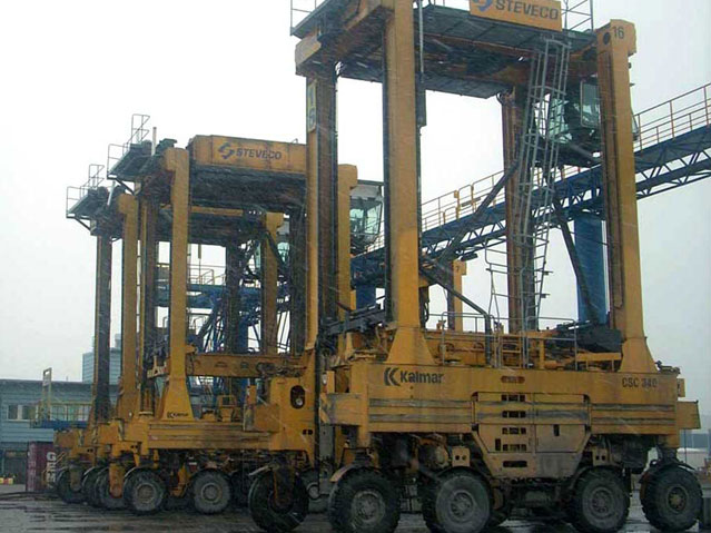 Steveco orders 10 Edrive straddle carriers from Kalmar.