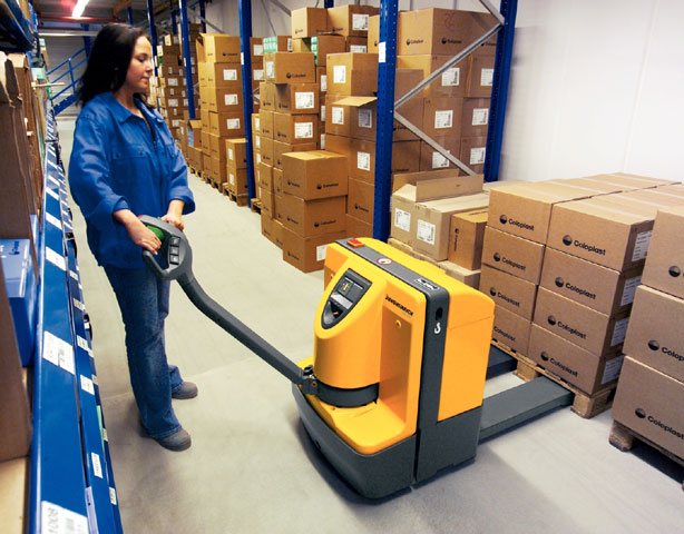 The EJE 220 pallet truck, which will be produced at the new plant.