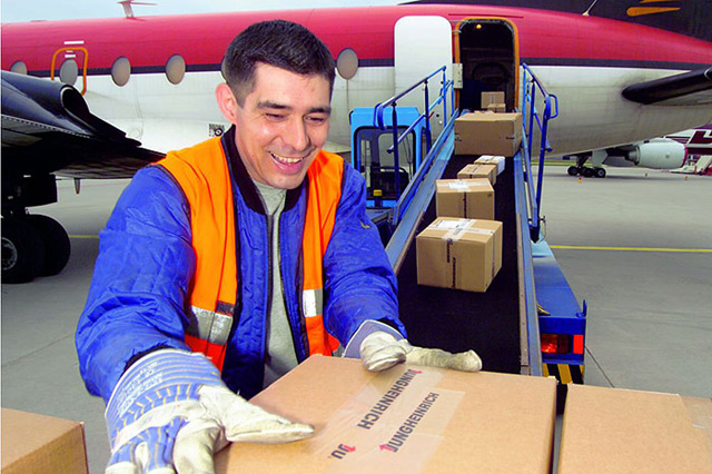 Shipping of Jungheinrich spare parts at Hamburg airport.