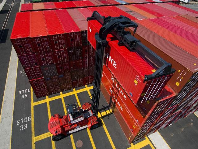 The DCF toplifts operate at full capacity when lifting a 9'6