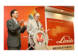 Heinrich Winzl, GM of Linde (China) and Simon Tang, GM of Linde (China) East Region inaugurate the new logo and new name.
