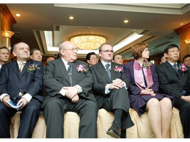 Pictured (from left): Kalmar president Christer Granskog, Finland ambassador Benjamin Bassin, KONE CEO Antti Herlin, Finnish Trade & Development Minister Paula Lehtomaki and Shanghai vice mayor Yang Xiong.
