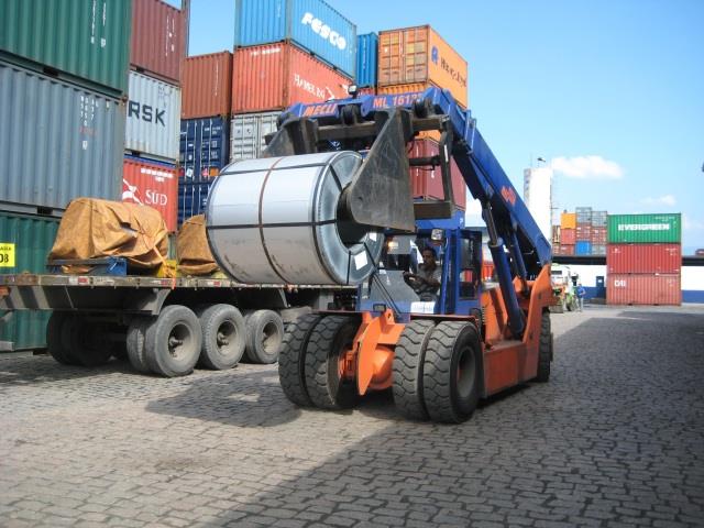 Meclift 161R series with coil clamps<br />The Meclift ML1612R series is fitted with coil clamps to load and unload containers or trailers