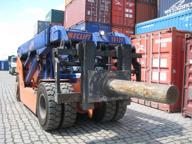 Meclift 161R series with coil ram<br />A Meclift ML1612R fitted with a coil ram can efficiently and safely handle steel coils up to 16 000 kg.