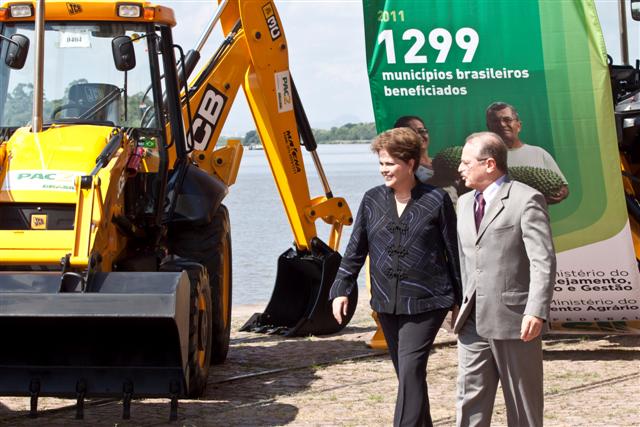 President of Brazil Dilma Rousseff and governor of Rio Grande do Sul state, Tarso Genro, walking by the backhoes.