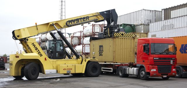 A six-month test shows that the 45-31CH Hyster is using less fuel than a competitor reach stacker.