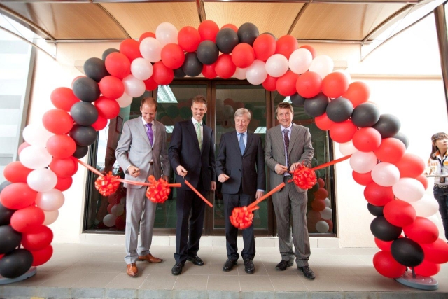 left to right: Koen Lisman, Ambassador Paul Bekkers, Anton Lisman and Marcel Jansen