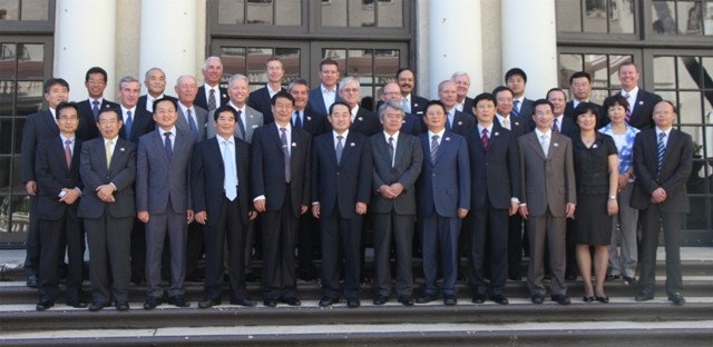 Mr. Chu Jiwang (front row, fourth from the left) and Ms. Zhu Aifen (second row, right) were among the delegates. Click for larger image