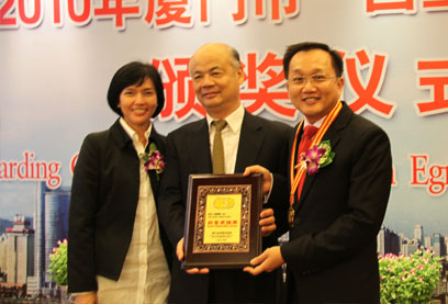 (R) Chingpong Quek receives the Xiamen Egret Friendship Award.
