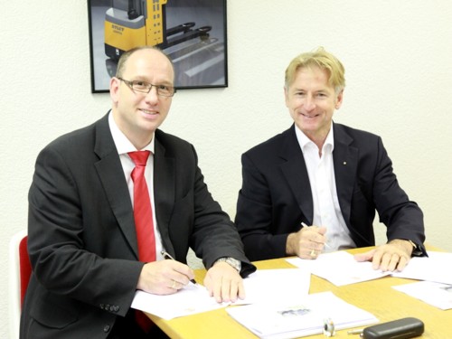 Bernd Dolk (left) and Patrick Fischer (right) sign the exclusive distribution agreement.