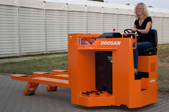 DOOSAN sells ‘FLYING MULE’ CARGO Mover to Lufthansa