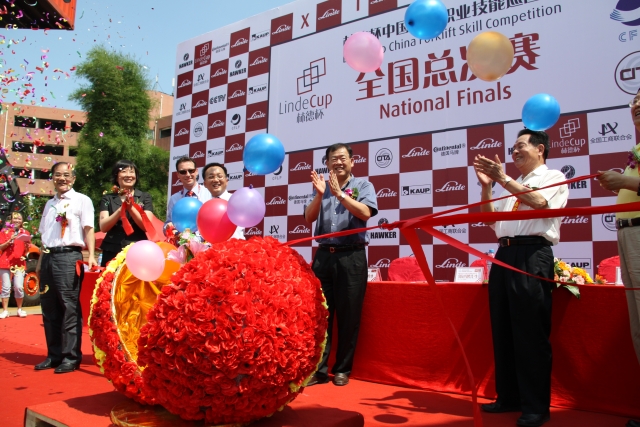 Kick-off by Xiamen Mayor and VIPs. Click for larger image.