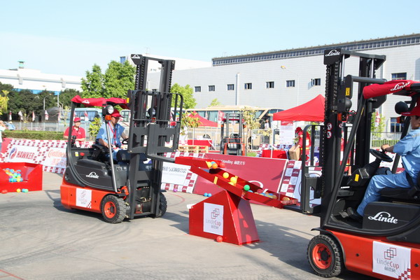 Handling pallets around obstacles. Click for larger image.