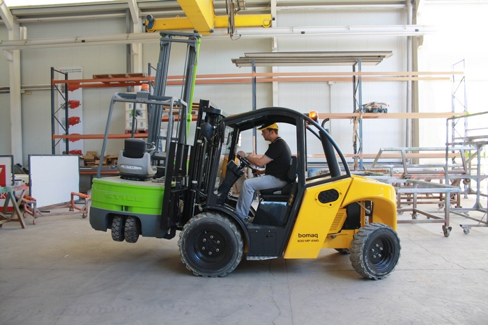 Compact 3 ton 4WD. Click images for larger view