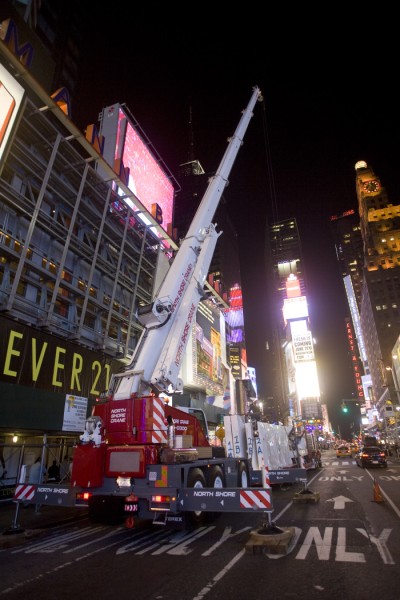 A Terex AC 40 City crane replaces the famous Virgin Record Store neon sign with a new sign for a clothing store on Times Square.