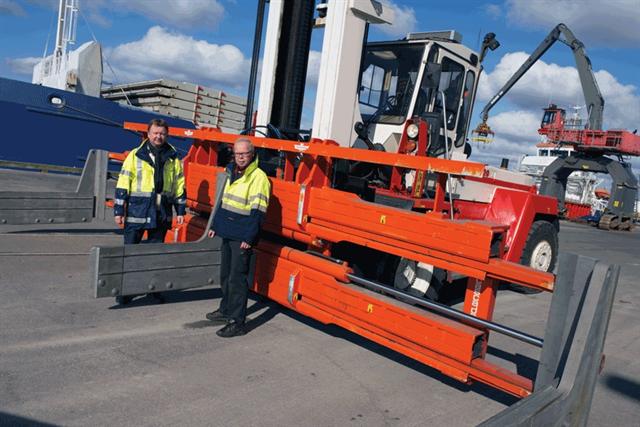 Cascade's Tommy Abrahammson and HallandsHammer's Bengt Anderson (left to right) alongside Cascade's new high capacity Pulp Bale Clamp -Click for larger view