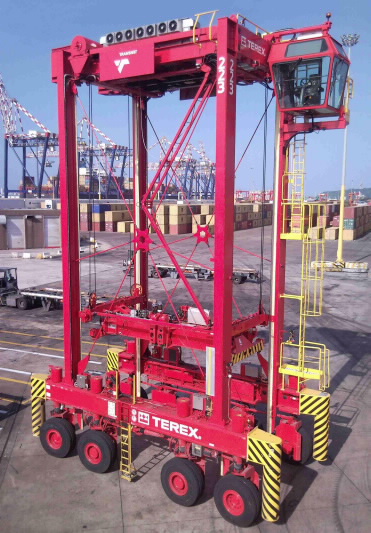 With 40 new orders for its straddle carriers, TPS has strengthened its market position.