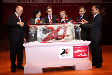 Linde (China) celebrated its 20th anniversary at the Xiamen International Conference Centre Hotel on 6 Dec 2013.