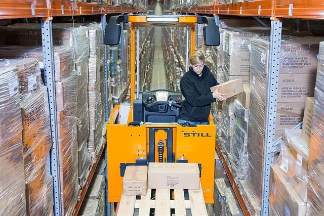 The EK-X order picker can work in narrow warehouse situations.