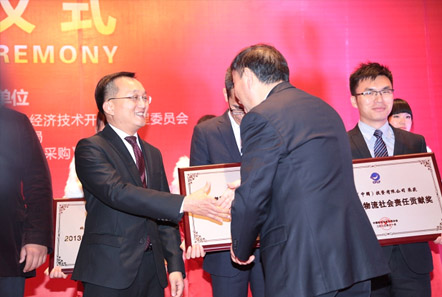 Linde (China) CEO, Ching Pong Quek, pictured receiving the award, says the recognition is an affirmation of the company's achievement.