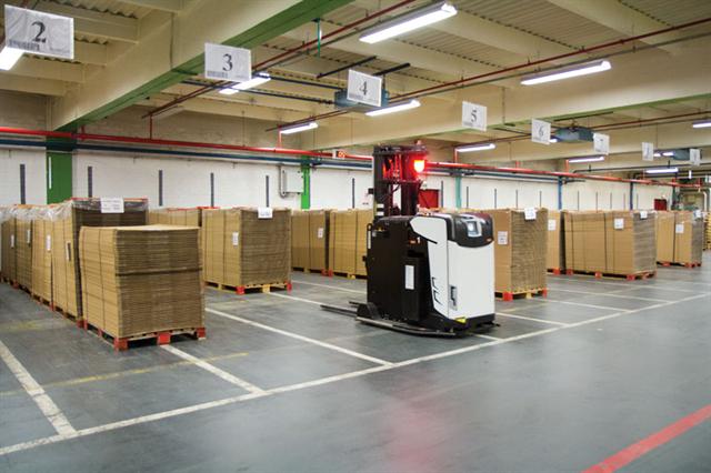 Agfa Graphics expanded their AGV system. Now the need was to transport pallets in the main production area.