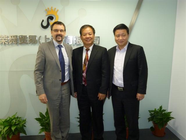 (L-R) Lars Fredin, vice president at Konecranes Lift Trucks; Jim Yu, managing director & general manager of Rong Shun; and Steven Xie, senior vice president of Konecranes.