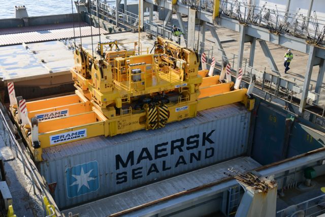 DP World London Gateway has introduced the tandem lift for two 40 ft. containers to its operation.