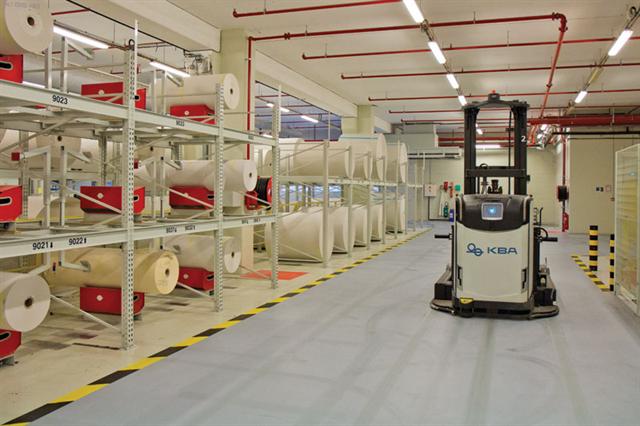 To be able to print in an economical way, all the in-house logistics is carried out completely automatically by using the AGVs.