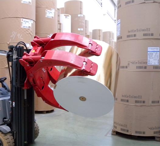Bolzoni Auramo Paper Roll Clamp in action. Click for larger view