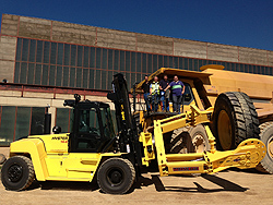 A Hyster H16XM-6 truck featuring an IMT TH15K160 tyre-handling attachment is servicing an Austrian iron ore mine.
