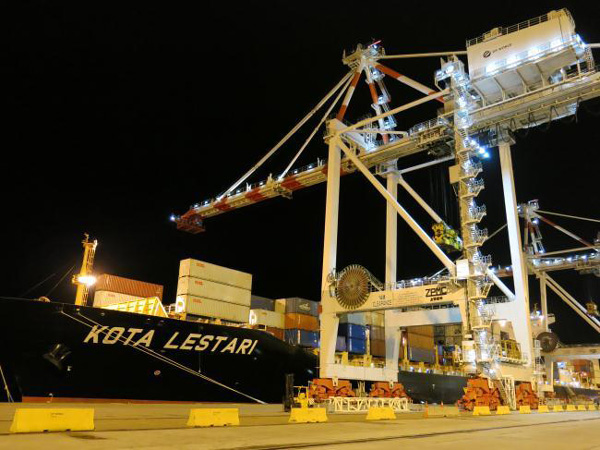 The Kota Lestari is the first ship to be serviced in Brisbane using DP World's new semi-automated container handling operation.