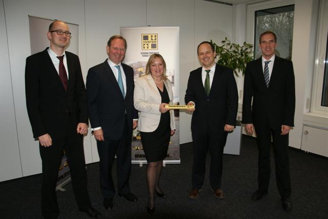 (L-R) Christian Schuster, territory manager; Ralf Mock, managing director NMHG (EMEA); Sabine Marquardt, managing director Hald & Grunewald; Dominik Vierkotten, area business director Central Europe, Frank Ulbricht, vice president sales NMHG