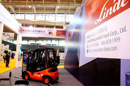 Linde (China) showcased its diesel trucks and 1.6T electric forklift at LogiMAT China.