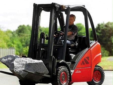 The H 25 T gas-powered counterbalance truck is used for lorry loading and unloading.