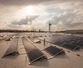 A photovoltaic unit measuring almost 10,000 sam on the roof and recharge stations for electric vehicles are key components of the energy and environmental concept for the new office.