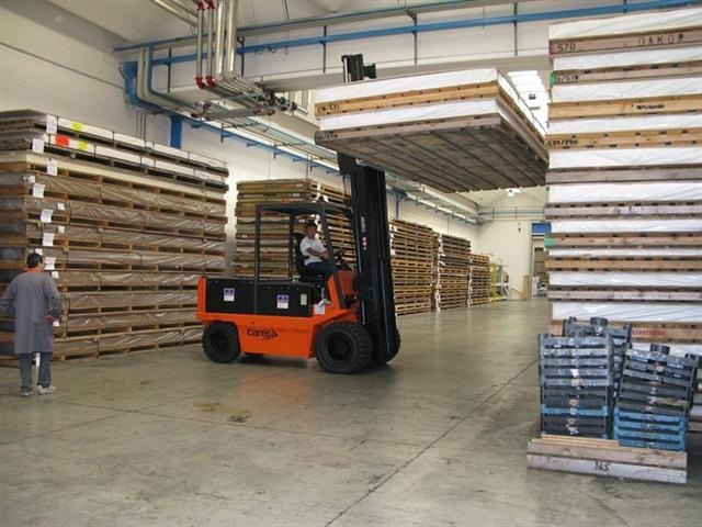 The new agreement will see Impact Handling and its UK-wide network of strategic dealer partners supplying customers with the full range of Carer's electric forklifts ranging from 6-45 tonnes.