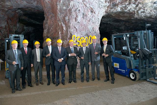 The 25,000th truck supplied by the used equipment centre in Dresden is a six-year-old EFG 320 electric counterbalance forklift.