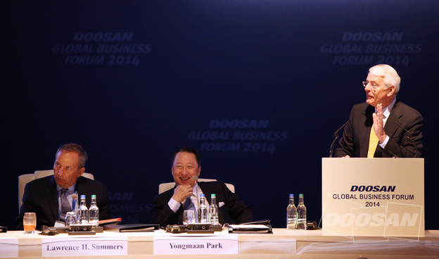 (L-R) Harvard professor Lawrence Summers, Doosan Group chairman Yongmaan Park and former British prime minister John Major.