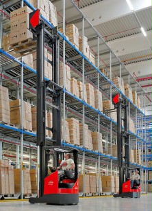 Using trucks with lift heights to 11 m (36 ft.) involves the removal of the mast for transportation and re-masting on site by Linde engineers.