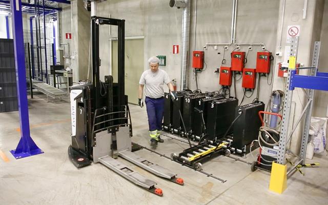 Battery changes happen between orders. When the battery needs to be changed, the truck goes automatically to the changing station where an operator replaces the used battery with a charged one. The process is easy and takes only a few minutes.