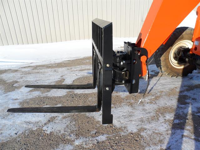 Rotating swing carriage on SkyTrak telehandler