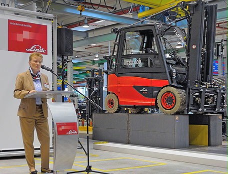 According to Sabine Neuß, COO of Linde Material Handling, the company will invest a substantial amount of money in the Aschaffenburg production site in the coming years.